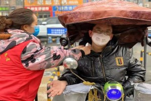 重庆小哥疫情期间暖心视频爆红网络，播放量破千万引热议
