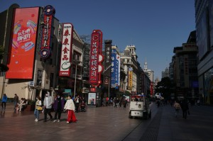 上海南京东路疫情下的城市记忆，繁华与沉寂的交织