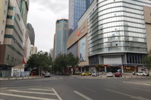 乌鲁木齐市南京路，一条承载多元文化的城市动脉