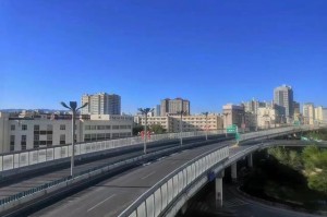 乌鲁木齐疫情封锁，城市静默下的挑战与人性光辉