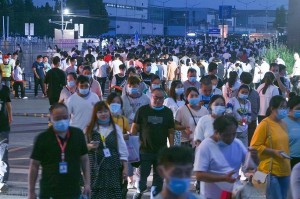 郑州富士康726事件，员工抗议背后的深层原因与影响分析