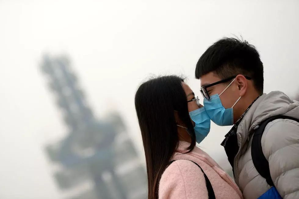 重庆确诊情侣轨迹引热议，疫情下的爱情与责任