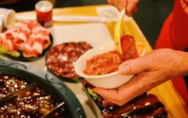 重庆火锅登上国际舞台，传统美食如何征服全球味蕾