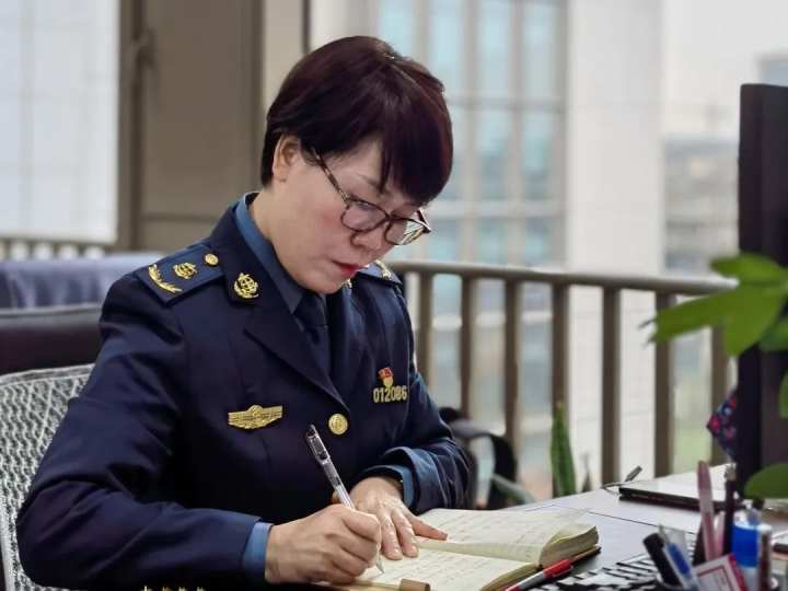 浙江省疫控局何寒青，公共卫生战线的坚守者与创新者