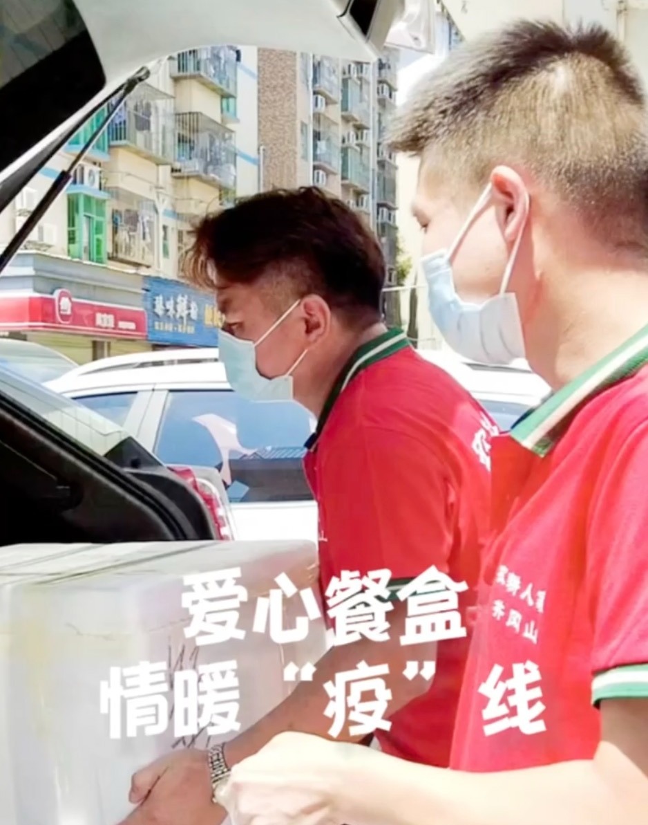 重庆小哥疫情期间暖心视频爆红网络，播放量破千万引热议
