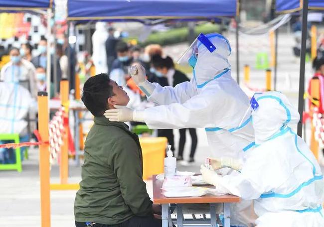 疫情下的温暖传递，重庆小哥视频在台北新闻引发热议