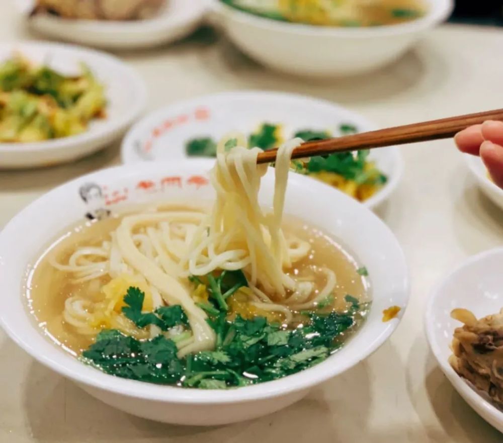 疫情下沈阳鸡架的最新动态，从美食到防疫，西宁市民也需关注