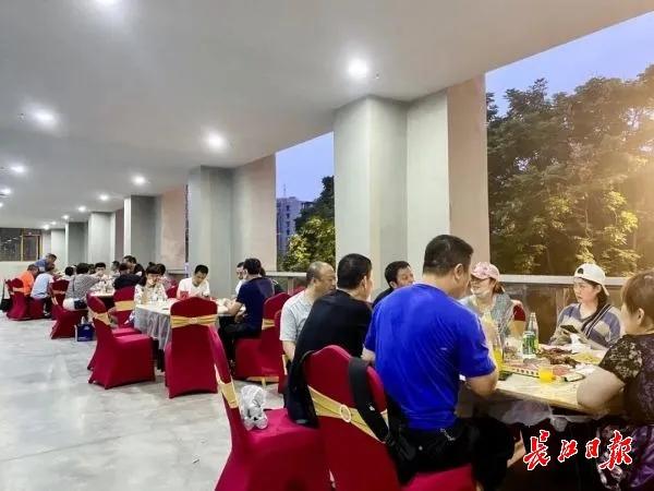 疫情过后，重庆火锅的烟火气，一组图片背后的城市复苏故事
