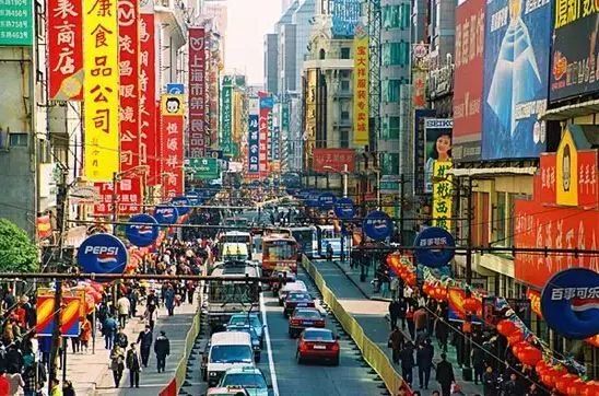 上海疫情下的南京路，繁华与沉寂的交织