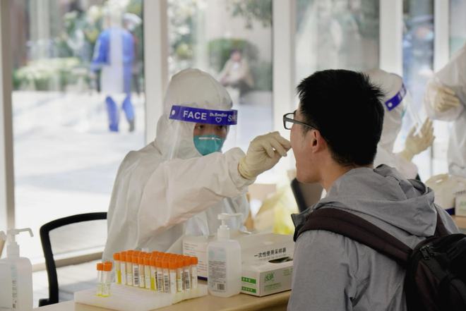 上海新冠疫情防控政策的创新与实践，中国大都市的防疫样本