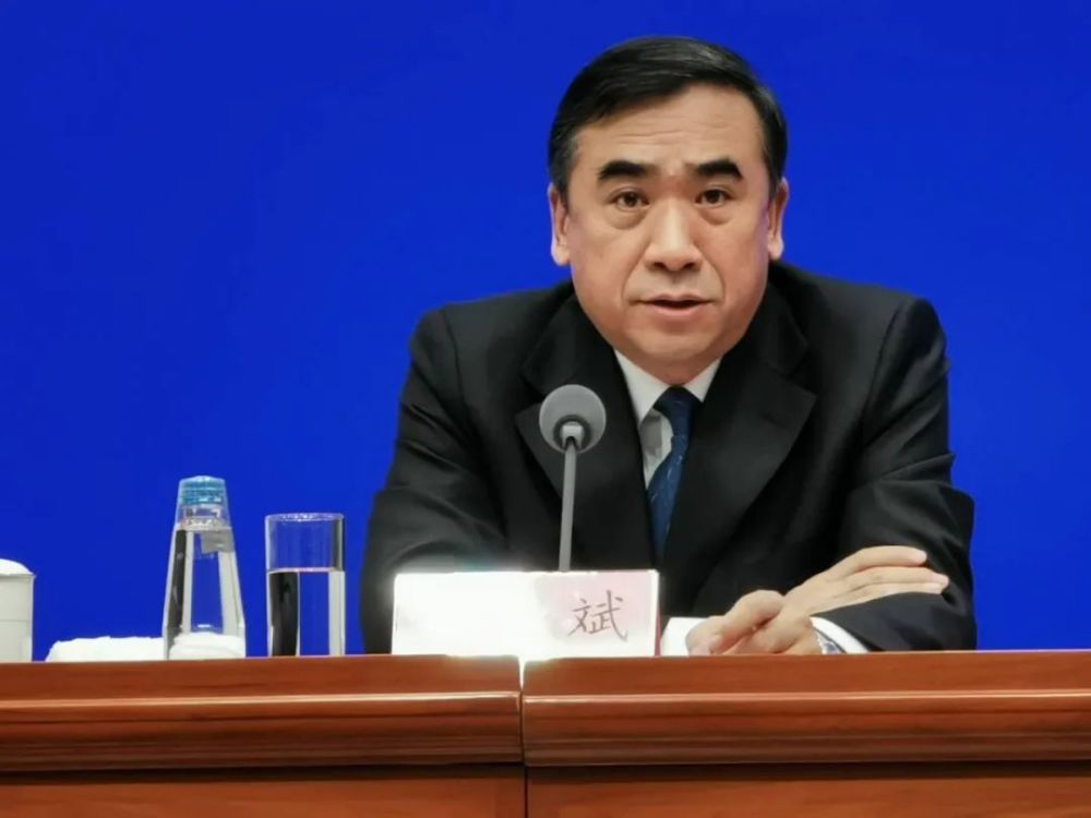 上海市卫健委副主任张浩，公共卫生领域的领军者与抗疫先锋