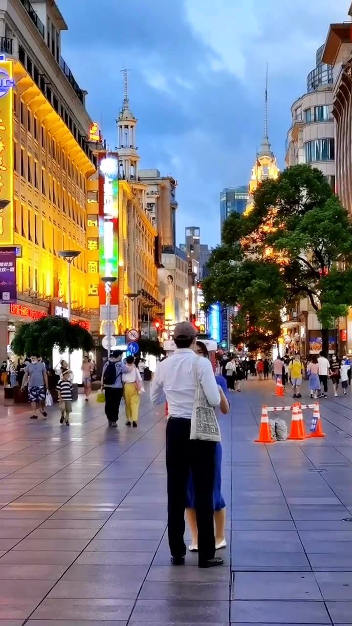 上海南京东路疫情下的城市记忆，繁华与沉寂的交织